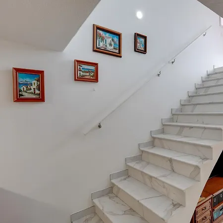 Lovely House In Americas Apartment